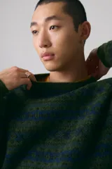 Sweater de punto con diseño de rayas horizontales en tonos verde militar y azul. Tiene cuello redondo y mangas raglán.