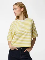 Top de manga corta con diseño boxy y cuello redondo, estampado a rayas horizontales en color amarillo y blanco.