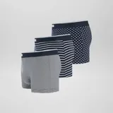 Pack de tres boxers de algodón elástico con cintura elástica con logo. Incluye un boxer azul marino con estampado geométrico, un boxer azul marino con rayas horizontales blancas y un boxer blanco con rayas horizontales azul marino.