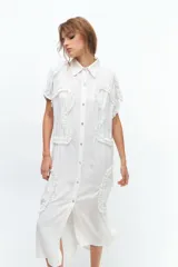 Vestido camisero midi blanco con rulos de microtul en mangas, frente y espalda.