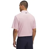 Remera polo Under Armour de manga corta, color rosado, con cuello de punto plano acanalado y tapeta con botones. Presenta el logo de la marca bordado en el pecho.