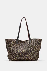 Bolso tipo shopper con estampado animal print de leopardo, con asas largas de hombro en color negro, bolsillo interior con cierre y cierre superior mediante imán.