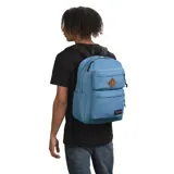 Mochila JanSport Double Break color celeste, con dos bolsillos frontales, compartimento interno para laptop de 15 pulgadas, dos bolsillos laterales para botellas de agua, correas acolchadas y asa de transporte superior.