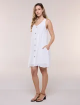 Vestido corto blanco de calce suelto y estilo relajado, de la marca Zac & Rachel. Cuenta con breteles anchos, escote redondo, abotonadura frontal con botones tipo carey, bolsillos laterales y forro a tono.