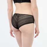 Shorty de encaje negro con diseño geométrico y bordes festoneados.