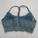 Top deportivo celeste con espalda estilo nadador y banda elástica en el bajo busto.