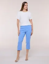 Pantalón capri estilo sastrero de tiro alto, color celeste, con cintura ancha elastizada sin cierres, bolsillos funcionales en el frente y bolsillos simulados en la parte posterior.