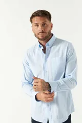 Camisa blanca de manga larga con fit regular y logo bordado.