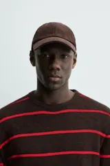 Gorra de seis paneles confeccionada en pana de algodón con visera curva y ajuste en la parte posterior.