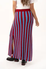Pollera midi tejida a rayas verticales en color rojo y celeste, con pretina elástica, cordón de ajuste y tajos laterales profundos.