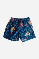 Short de baño de secado rápido con estampado floral sobre fondo azul. Cuenta con cintura elástica con cordón ajustable, bolsillos laterales y logo aplicado en goma.