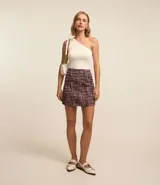 Minifalda de tweed con estampado de cuadros en tonos borgoña, blanco y negro.