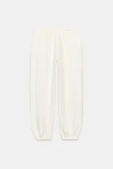 Pantalón jogger de tiro alto y color azul marino, con cintura elástica ajustable mediante cordones con herretes metálicos y puños elásticos en los tobillos.
