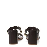 Sandalia tipo mule de tacón ancho, color marrón oscuro, con dos tiras anchas adornadas con grandes apliques metálicos redondos de color dorado brillante.