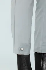 Pantalón gris de corte recto con bolsillos cargo laterales y botones Swarovski en los tobillos.