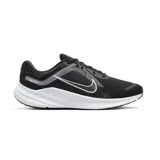 Championes de running Nike Quest 5, color negro con entresuela blanca. Presentan un diseño de malla transpirable, cierre con cordones y el logo de la marca en el lateral.