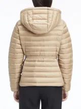 Campera color beige de nailon reciclado, con cuello alto, capucha con cordón ajustable, cierre de cremallera frontal, bolsillos laterales con cremallera, cinturón con hebilla metálica y logo de Calvin Klein en el pecho.