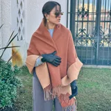 Bufanda de lana color azul marino con flecos en los extremos.