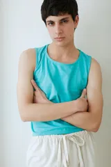 Musculosa blanca de algodón, de corte recto y escote redondo.