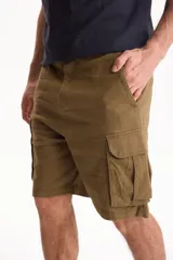 Bermuda cargo de gabardina con spandex color negro, con bolsillos laterales con solapa y cierre frontal.