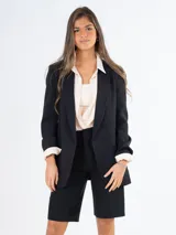 Pantalón capri negro de vestir, con bolsillos laterales y traseros.