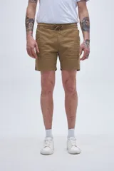 Bermuda color beige de gabardina, corte recto, con cintura elastizada ajustable con cordón.