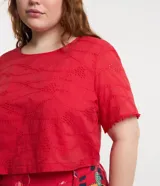 Blusa plus size confeccionada en laise de algodón con pequeños agujeritos, cuello redondo, abertura por gota en la espalda y mangas cortas.