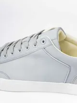 Championes urbanos de diseño minimalista en color beige, con suela de goma blanca y detalles en color marrón en el interior y borde del cuello.
