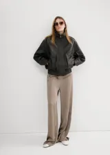 Pantalón plisado de corte wide leg con diseño a rayas en tonos neutros y cintura elástica fruncida.