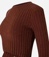 Blusa cropped color marrón, confeccionada en tejido de punto chenille texturizado, de corte ajustado, cuello redondo y mangas largas.