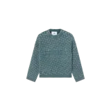 Sweater de punto con textura tejida y efecto desgastado, de color verde oscuro, cuello redondo y mangas largas. Cuenta con el nombre de la marca grabado en relieve en el centro del pecho.