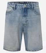 Bermuda masculina de jean color azul claro con efecto lavado, de corte recto. Presenta cintura con trabillas, cierre de botón y cremallera, y bolsillos tradicionales. Confeccionada con algodón sostenible.