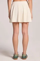Pollera short blanca de corte fluido, con cintura elástica y diseño con vuelo.