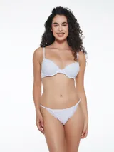 Colaless blanca con detalle de puntilla en los bordes.