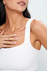 Top deportivo blanco de breteles anchos y espalda recta con logo ZN en el bretel.