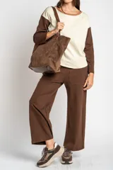 Pantalón de corte recto y tiro medio, confeccionado en tejido de algodón con textura tipo waffle. Cuenta con cintura elástica y bolsillos laterales.