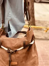 Bolso marrón de cuero gamuzado con correa bandolera de cuero marrón y detalle de cuero con estampado animal print.