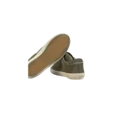Championes Golden Goose modelo Super-Star Low-Top, color verde militar con acabado efecto desgastado, estrella lateral característica y suela de goma envejecida.