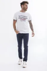 Remera azul marino de manga corta con pequeño estampado en el pecho.