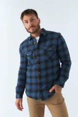 Sobrecamisa de viyela a cuadros azul y negro para hombre, de corte regular, manga larga, con botones, bolsillos e interior capitoneado.