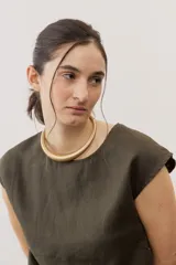 Remera marrón sin mangas, de corte recto y escote redondo.