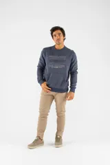 Buzo de cuello redondo color azul marino con efecto jaspeado. Presenta un diseño gráfico con texto en relieve en el centro del pecho, puños y cintura acanalados, y un corte regular.