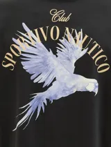 Remera negra de algodón con cuello redondo y manga corta. Estampado en la espalda con texto "Club Sportivo Nautico" y un dibujo de un ave.