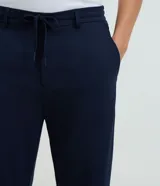 Pantalón de vestir azul marino de corte recto, con pretina con pasacintos, bolsillos laterales y cierre tradicional, confeccionado con viscosa, poliamida y elastano.