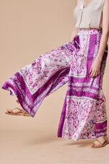 Pantalón palazzo de seda estampada con cintura elastizada.