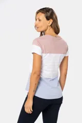 Remera de cuello redondo con bloques de color rosa, blanco a rayas y celeste.