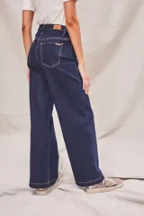 Pantalón de jean azul oscuro, de corte wide leg y tiro medio.