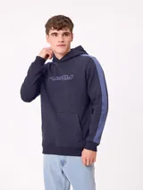 Canguro de felpa francesa marca Rusty, color azul marino, con capucha, bolsillo tipo canguro y bandas celestes en las mangas. Cuenta con el logotipo de la marca estampado en el pecho.