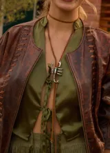 Collar largo tipo lazo con cordón de cuero marrón y dije metálico en forma de escorpión.