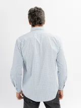 Camisa de manga larga con estampado de cuadros vichy en tonos celestes y blancos, con cuello abotonado.